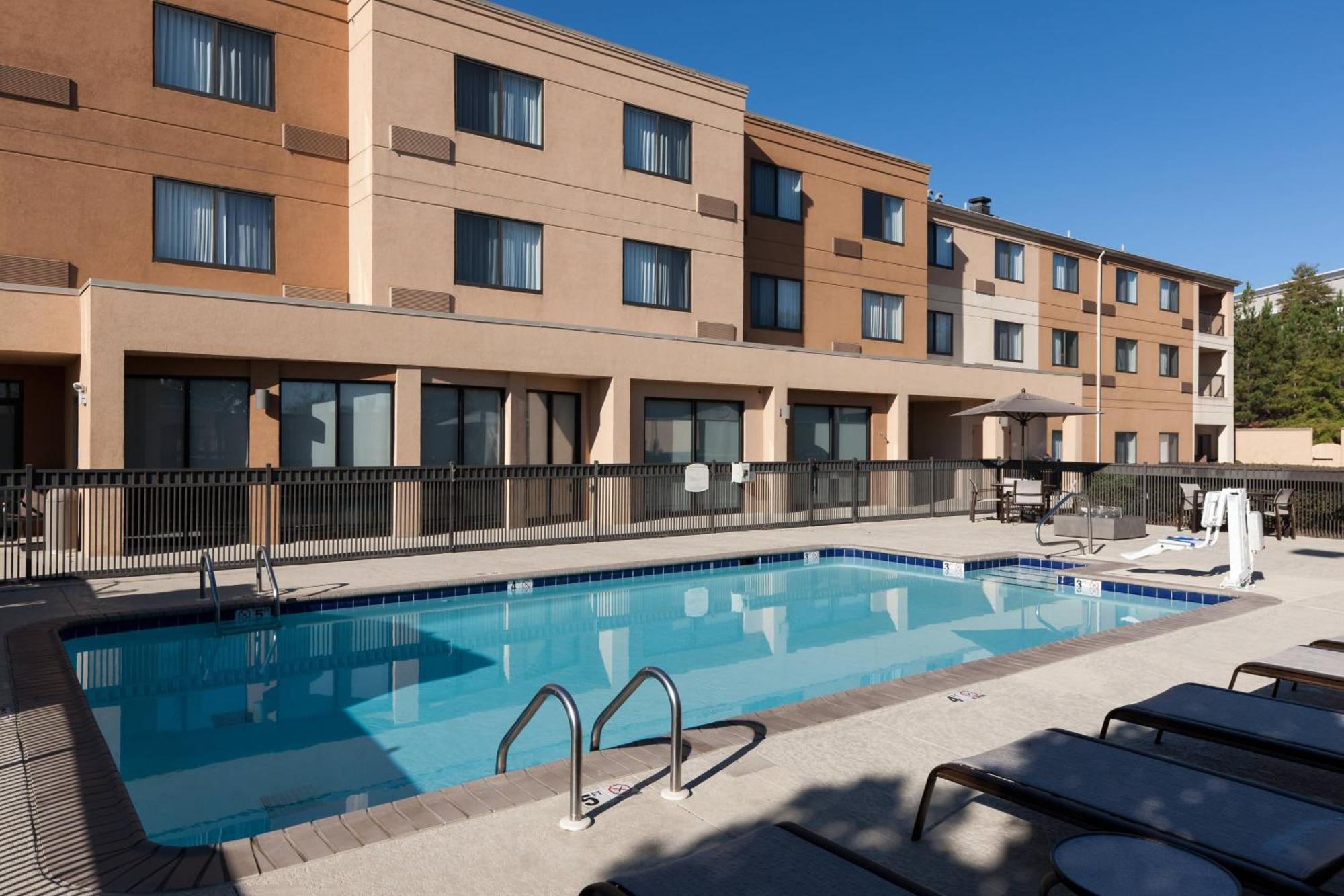 Courtyard By Marriott Birmingham Трассвілл Екстер'єр фото